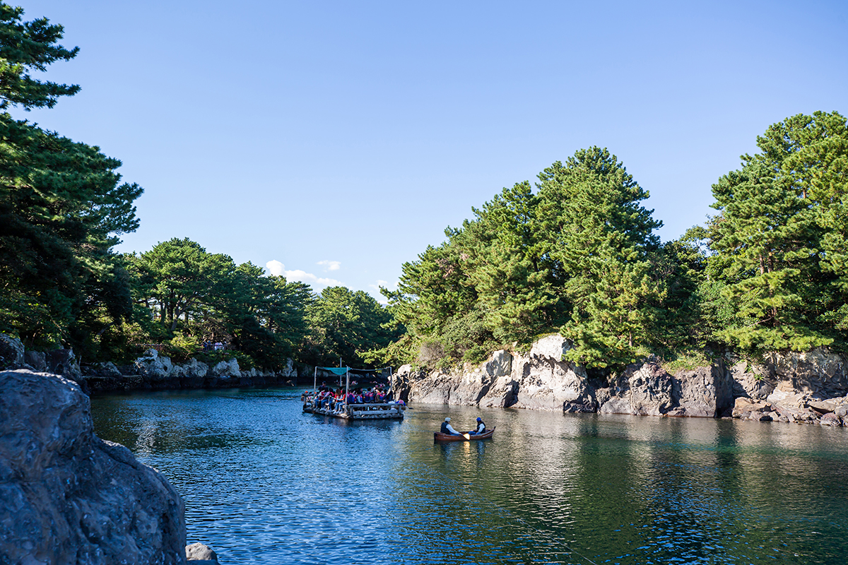 Die Insel Jeju, ein repräsentatives Reiseziel Koreas, das seit langem beliebt ist, stellt zuletzt ein Programm “Heilung in der Natur” vor. Die Reisenden gehen aus den überfüllten Stränden hinaus in die Natur wie Waldweg Saryeoni und Wanderweg des Berges Gallasan. Der Wanderweg auf dem Oreum (Vulkankegel), bei dem man die einzigartige Geologie und Vegetation der Insel Jeju erleben kann, gewinnt die Herzen der jüngeren Touristen, die dynamische Aktivitäten genießen möchten. Nachts übernachten sie nicht im Hotel, sondern in kleinen Unterkünften des Dorfes und teilen den Alltag der Koreaner und machen Meditation in der Natur. ⓒ Insel Jeju