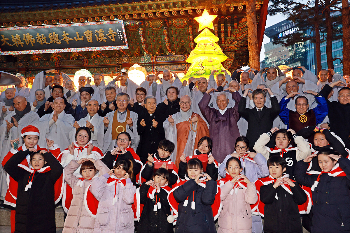 Am 18. Dezember macht der M&ouml;nch Jin U bei der Zeremonie zum Entz&uuml;nden des Weihnachtsbaums im Jogyesa-Tempel in Jongno-gu, Seoul, ein Erinnerungsfoto mit dem Kinderchor.