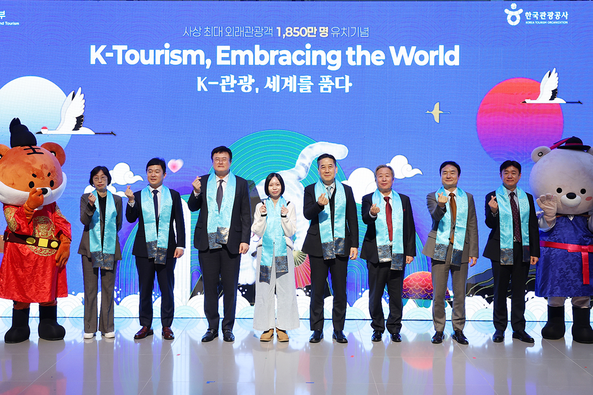 Am 23. Dezember macht Sharmaine Lee aus Singapur, die 18,5-millionste Touristin in Korea, bei einer Zeremonie anlässlich der Anwerbung der höchsten Zahl ausländischer Touristen am internationalen Flughafen Incheon ein Erinnerungsfoto mit Teilnehmern.