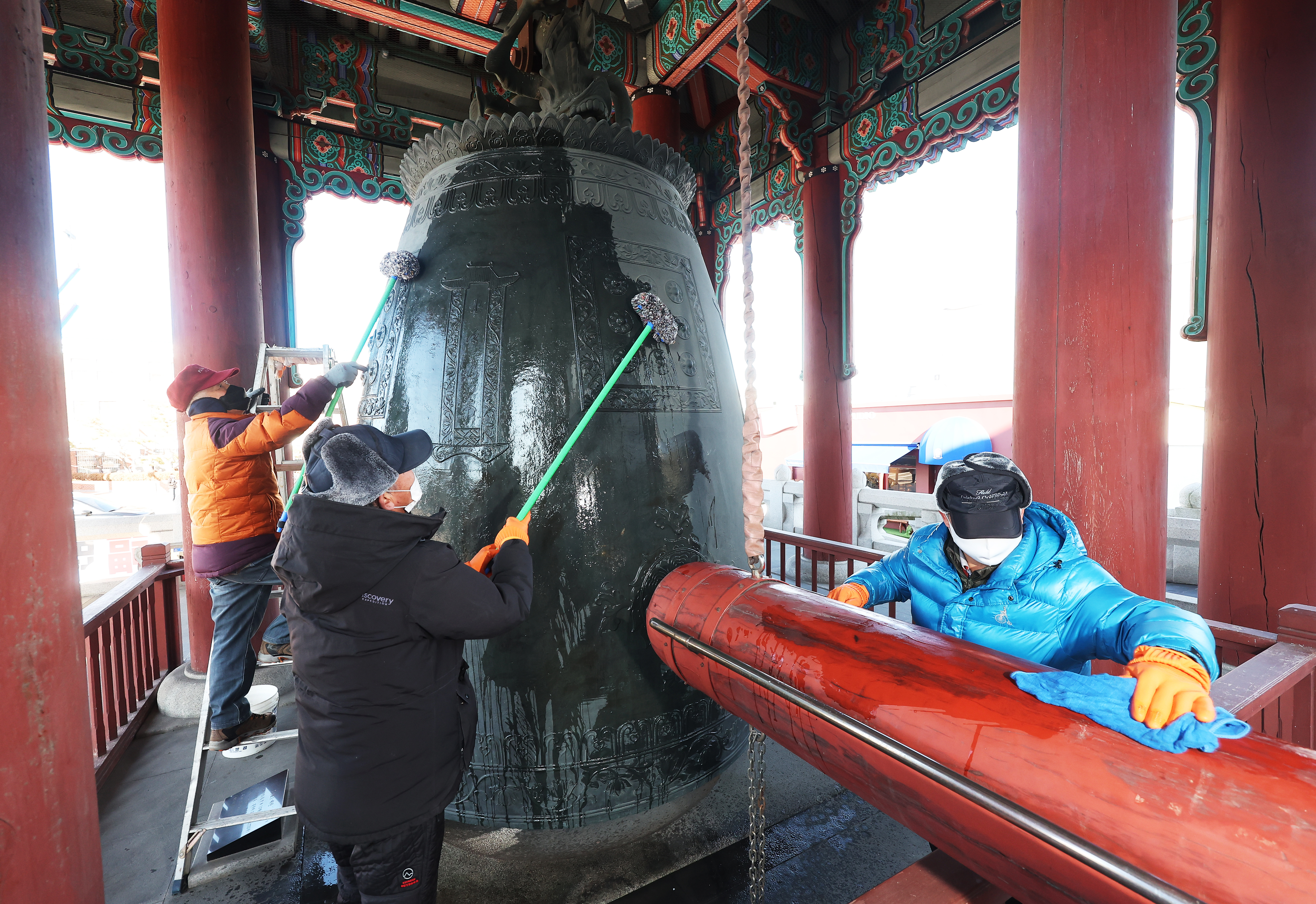 Am 30. Dezember reinigen Arbeiter die Glocke des Yeomin-Gak-Pavillons in Suwon in der Provinz Gyeonggi-do f&uuml;r die Vorbereitung der Glockenl&auml;uten-Zeremonie.