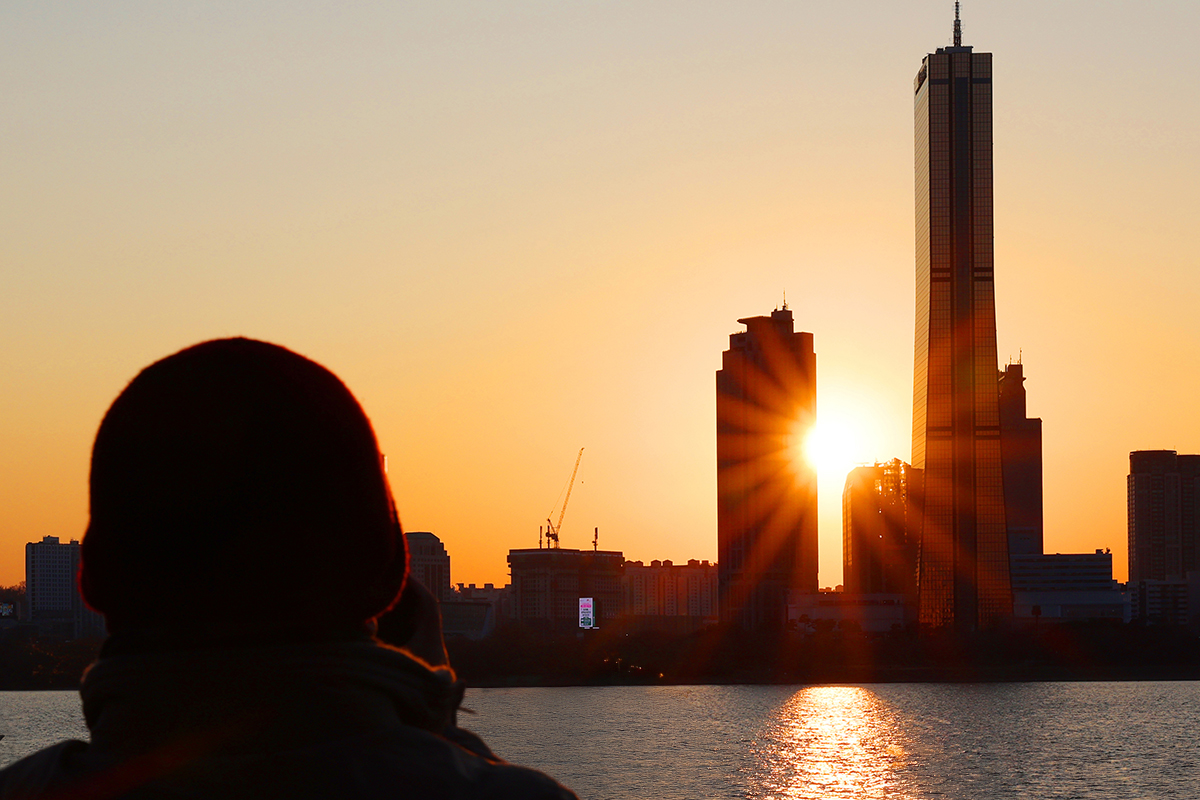 Am 31. Dezember, am letzten Tag des Jahres 2025, geht die Sonne unter im Ichon-Hangang-Park in Yongsan-gu, Seoul.