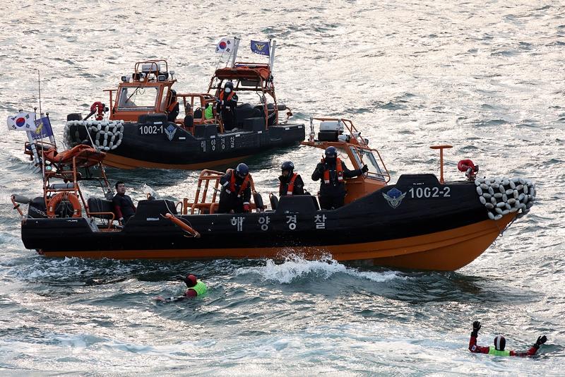 Am 25. November 2025 nehmen Rettungskr&auml;fte auf See in der N&auml;he des Hafens von Incheon bei der &ldquo;READY Korea&rdquo;-&Uuml;bung des Ministeriums f&uuml;r Inneres und Sicherheit und der zust&auml;ndigen Beh&ouml;rden an der Rettungsarbeit teil ⓒ Ministerium f&uuml;r Inneres und Sicherheit
