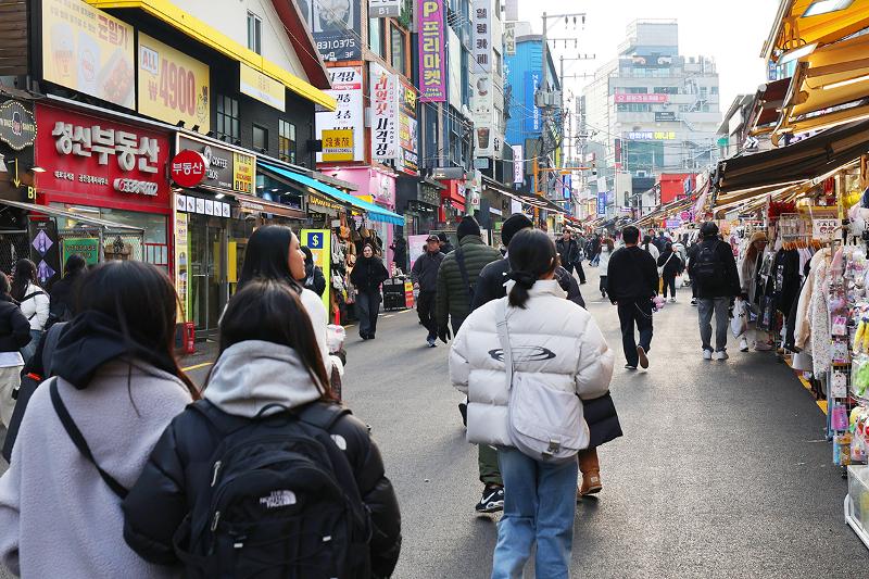 Hongdae ist ein repräsentatives Reiseziel, wo man durch eigenständige Modemarken, Busking und Select-Shops die lebendige Jugendkultur erleben kann. Die ausländischen Touristen, die ihren eigenen Stil entdecken möchten, besuchen die Hongdae-Straße. Hier sind das Leben, die Kultur und die Mode von koreanischer Jugend zu finden.