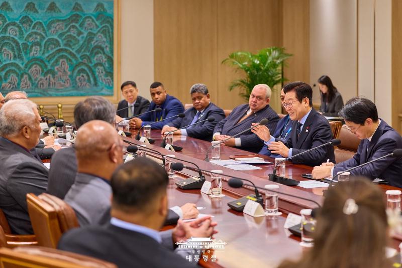 Präsident Lee Jae Myung trifft am 10. Dezember im Präsidialamt der Republik Korea die Delegationen des Außenministers der Pazifikstaaten, die für das Außenministertreffen zwischen Korea und den Pazifikstaaten Korea besuchen ⓒ Präsidialamt der Republik Korea