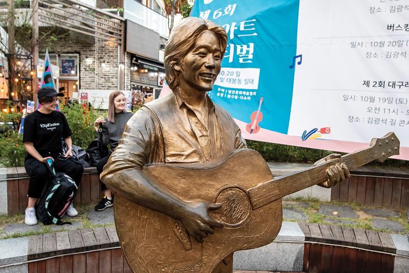 Daegu lockt mit ihrer einzigartigen Individualität die ausländischen Touristen an. Die Reise entlang der Straße Kim Gwangseok-gil und durch die Gasse wurde zur Pflichtroute für die Reisenden, die sich für die koreanische Kultur interessieren. Cafés mit ihren eigenen Konzepten, Bücherei und die kulinarische Kultur dieser Stadt schaffen eine eigene Atmosphäre von Daegu. ⓒ Stadtregierung Daegu 