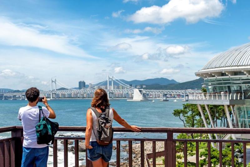 Busan entwickelt sich von einer Marinestadt zum globalen Zentrum für “medizinische Wellness” und “Meeresfreizeitaktivitäten”. Besonders wurde der “Medizintourismus” mit der hochentwickelten medizinischen Infrastruktur zum Kernmotor des Tourismus in Busan. Die spezialisierten Dienste, die von Gesundheitsuntersuchungen bis zur Schönheitschirurgie umfassen, wecken die Aufmerksamkeit von Ausländern nicht nur aus Asien, sondern auch aus Europa und Amerika. ⓒ Stadtregierung Busan 
