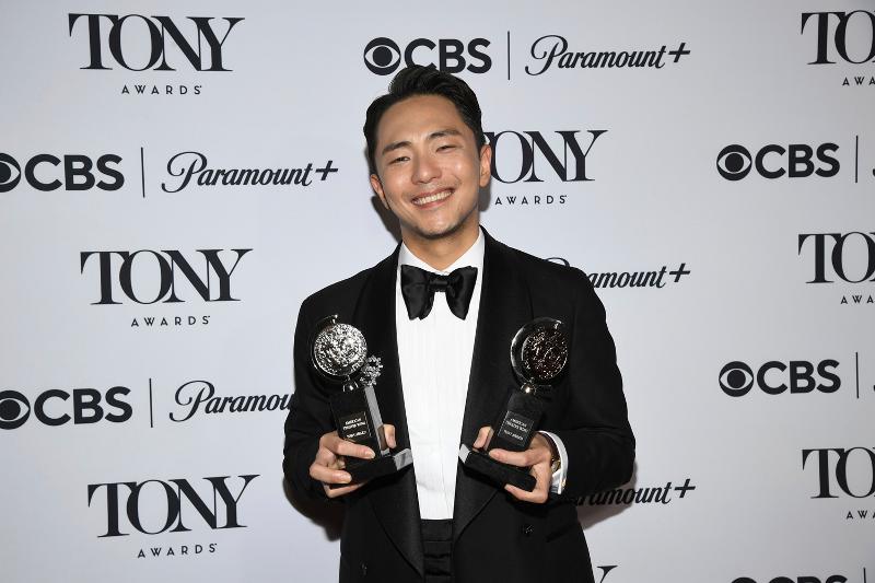 Am 8. Juni macht der koreanische Schriftsteller Hue Park bei den 78. Tony Awards in der Radio City Music Hall in New York in den USA ein Erinnerungsfoto ⓒ Yonhap News