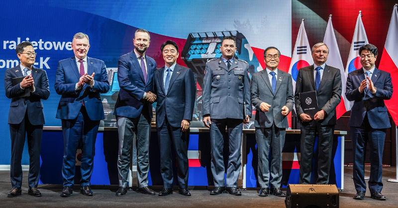 Am 29. Dezember sch&uuml;tteln sich Kang Hoon-sik, der Chefsekret&auml;r des Pr&auml;sidialamts der Republik Korea (Vierter von links), und Kosiniak-Kamysz, der polnische Vizeministerpr&auml;sident, die H&auml;nde bei der Abschlusszeremonie f&uuml;r den Lieferungsvertrag von der Lenkrakete Chunmoo (CGR-080) im Museum der polnischen Armee in Polen ⓒ Hanwha Aerospace 