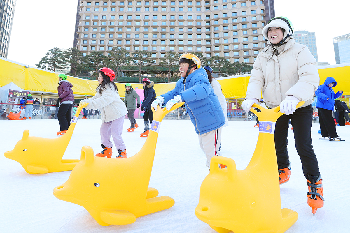 Am 5. Januar f&auml;hrt eine Familie auf der Eislaufbahn auf dem Seoul-Platz in Jung-gu, Seoul, Schlittschuh.