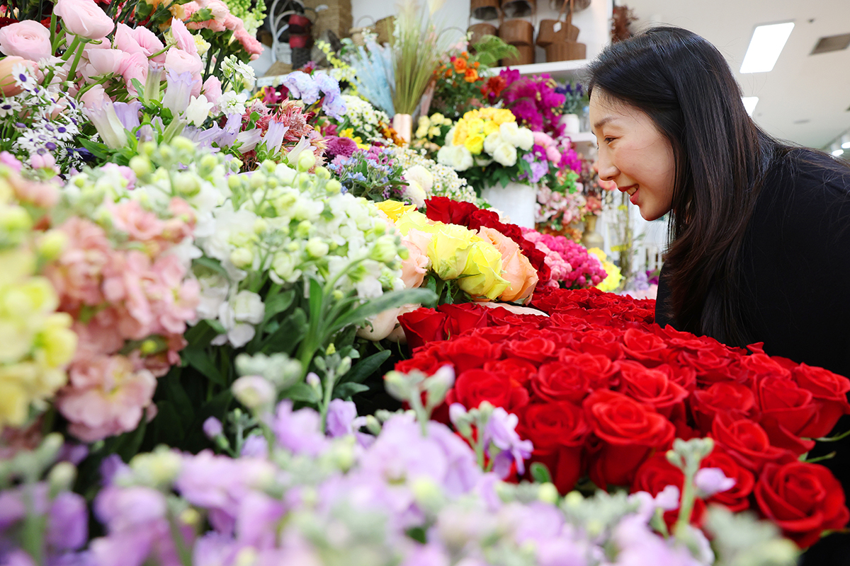 Am 9. Januar schaute sich eine B&uuml;rgerin auf dem Yangjae-Blumenmarkt in Seocho-gu, Seoul, die bl&uuml;henden Blumen an.