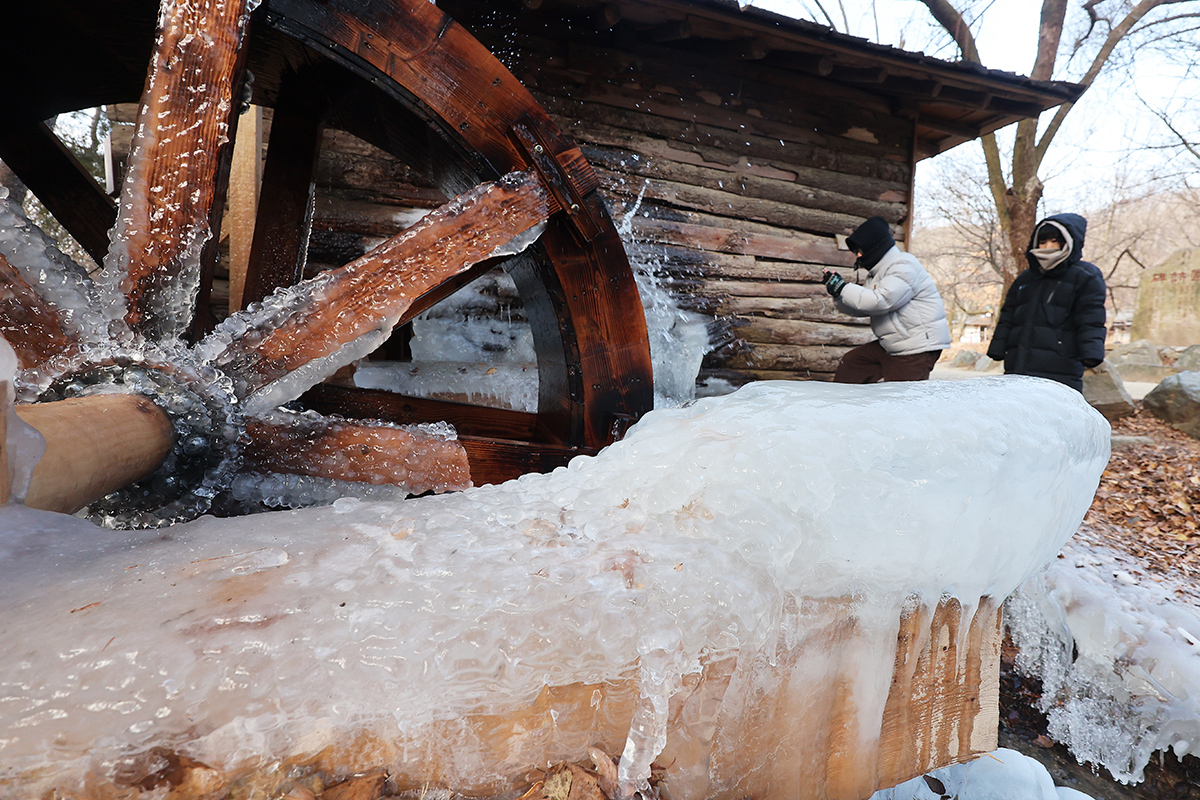 Am 12. Januar ist ein Mahlwerk im Korea Folk Village in Yongin in der Provinz Gyeonggi-do wegen der bitteren K&auml;lte eingefroren. 