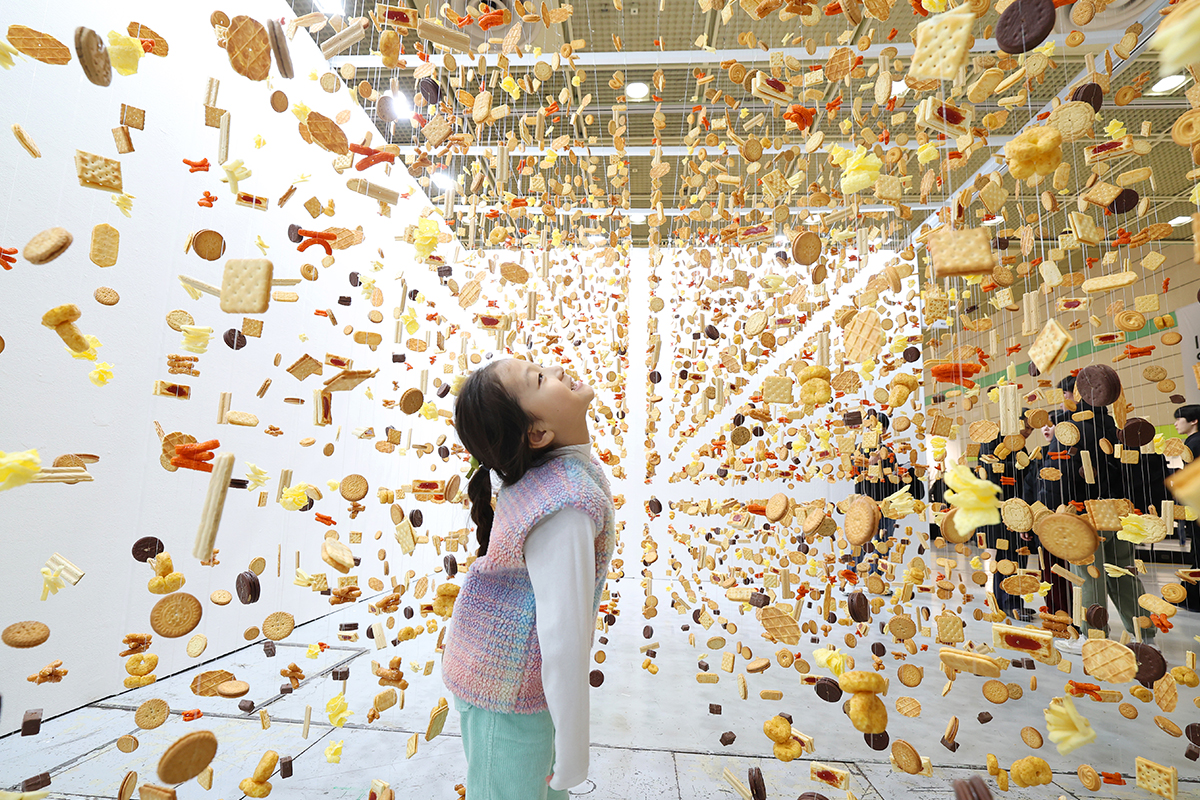 Am 14. Januar schaut sich ein Kind auf der International Sculpture Festa 2026 in Seoul im COEX in Gangnam-gu, Seoul, das Werk 