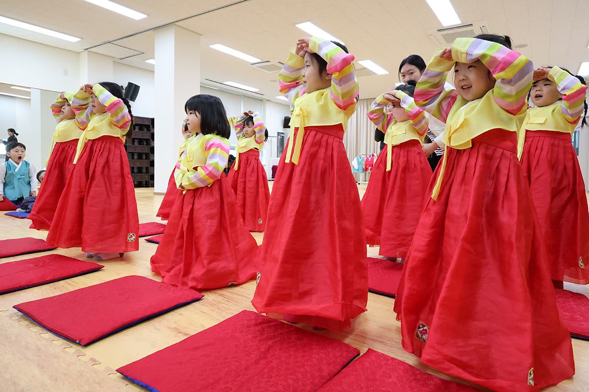 Am 16. Januar nehmen Grundsch&uuml;ler im Hanbok in der Allak-Akademie f&uuml;r Neokonfuzianismus in Dongnae-gu in Busan an einem Programm zum Lernen der traditionellen koreanischen Etikette teil. 