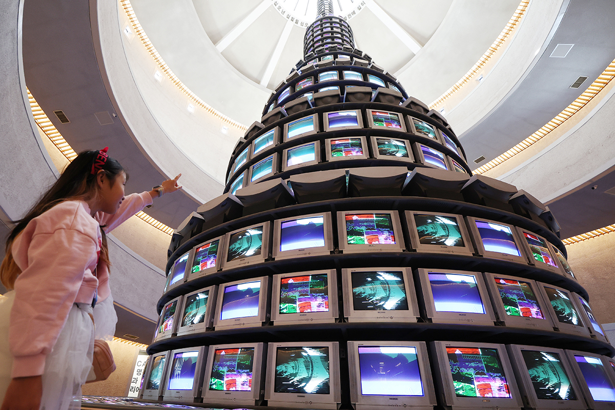 Am 29. Januar schaut sich ein Kind ein Kunstwerk des koreanischen K&uuml;nstlers Nam June Paik bei der Ausstellung 