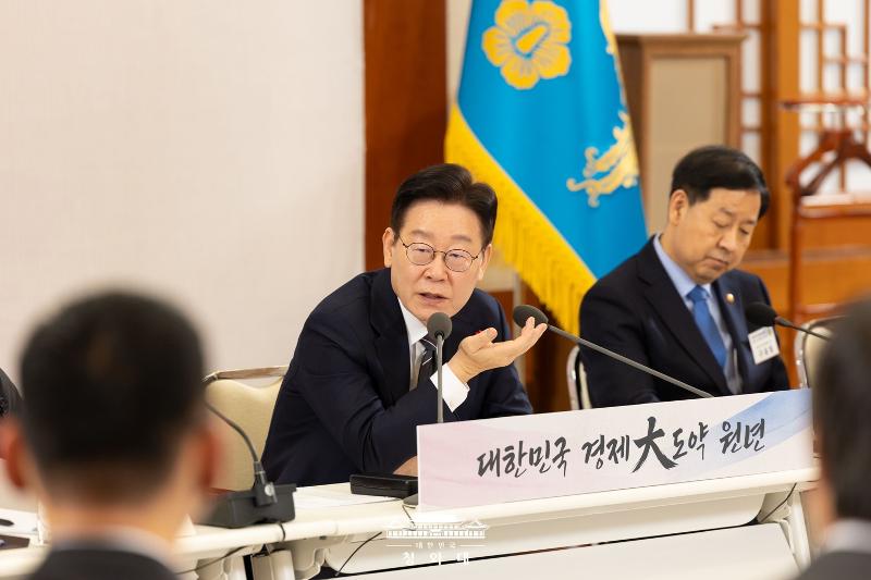 Am 9. Januar äußert sich Präsident Lee Jae Myung bei einer Regierungssitzung  zur Wirtschaftsstrategie 2026 im Cheong Wa Dae ⓒ Cheong Wa Dae