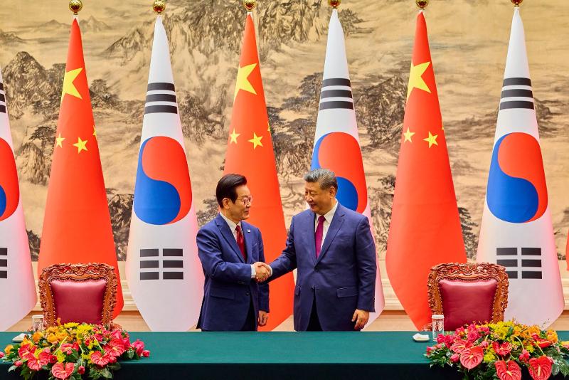 Am 1. Mai sch&uuml;tteln sich Pr&auml;sident Lee Jae Myung (links) und der chinesische Staatspr&auml;sident Xi Jinping in der Gro&szlig;en Halle des Volkes in Peking ihre H&auml;nde ⓒ Offizielle Facebook-Seite von Pr&auml;sident Lee Jae Myung