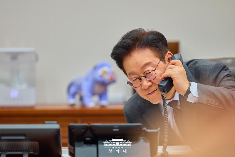 Pr&auml;sident Lee Jae Myung f&uuml;hrt am 20. Januar im Cheong Wa Dae das Telefonat mit Tamim bin Hamad Al Thani, dem Emir Katars, durch ⓒ Cheong Wa Dae