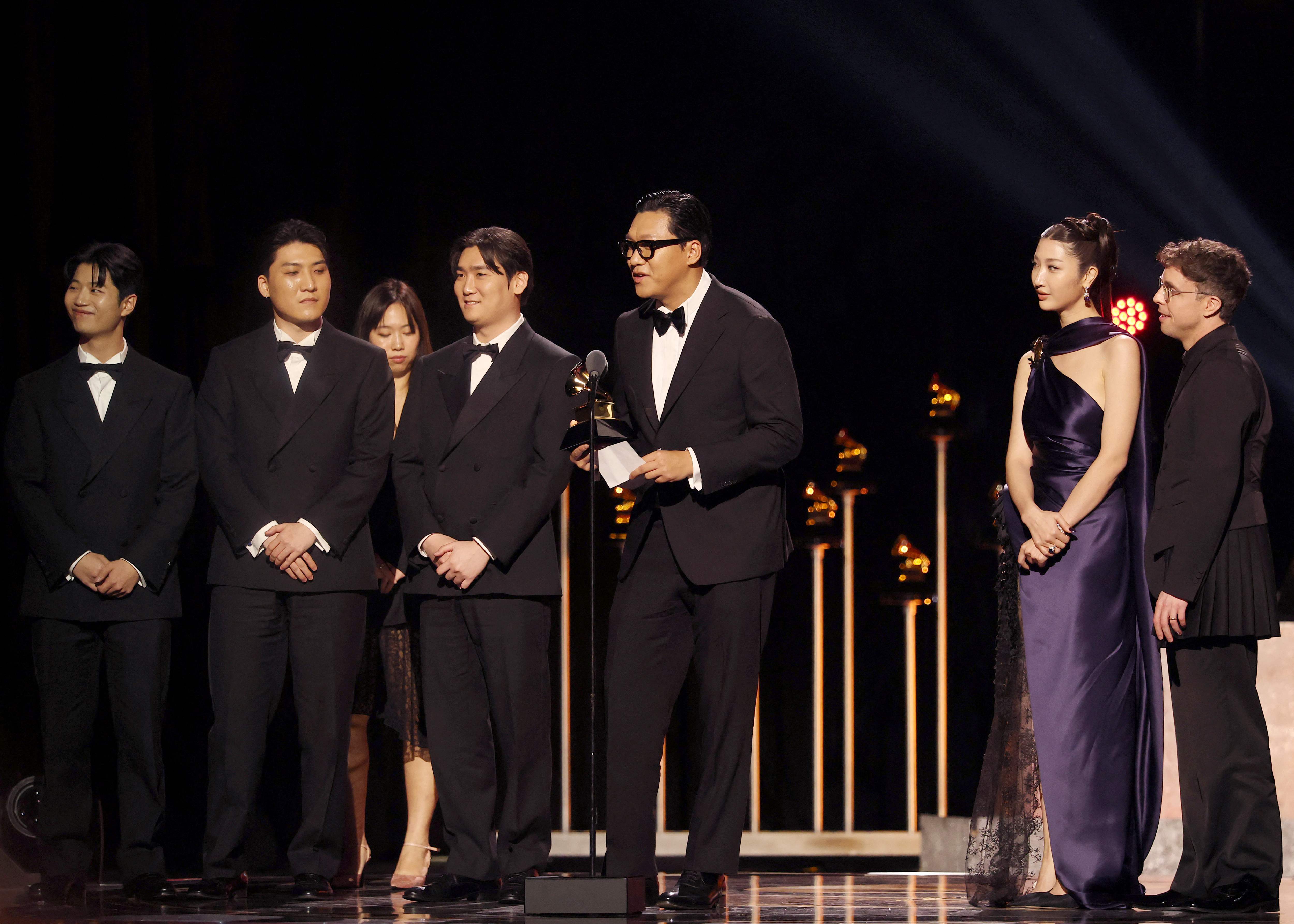 Foto von Preistr&auml;gern EJAE, Teddy, 24 und IDO, die am 1. Februar bei der Premiere-Zeremonie der 68. Grammy Awards den Preis f&uuml;r den besten Song f&uuml;r visuelle Medien erhalten ⓒ Yonhap News