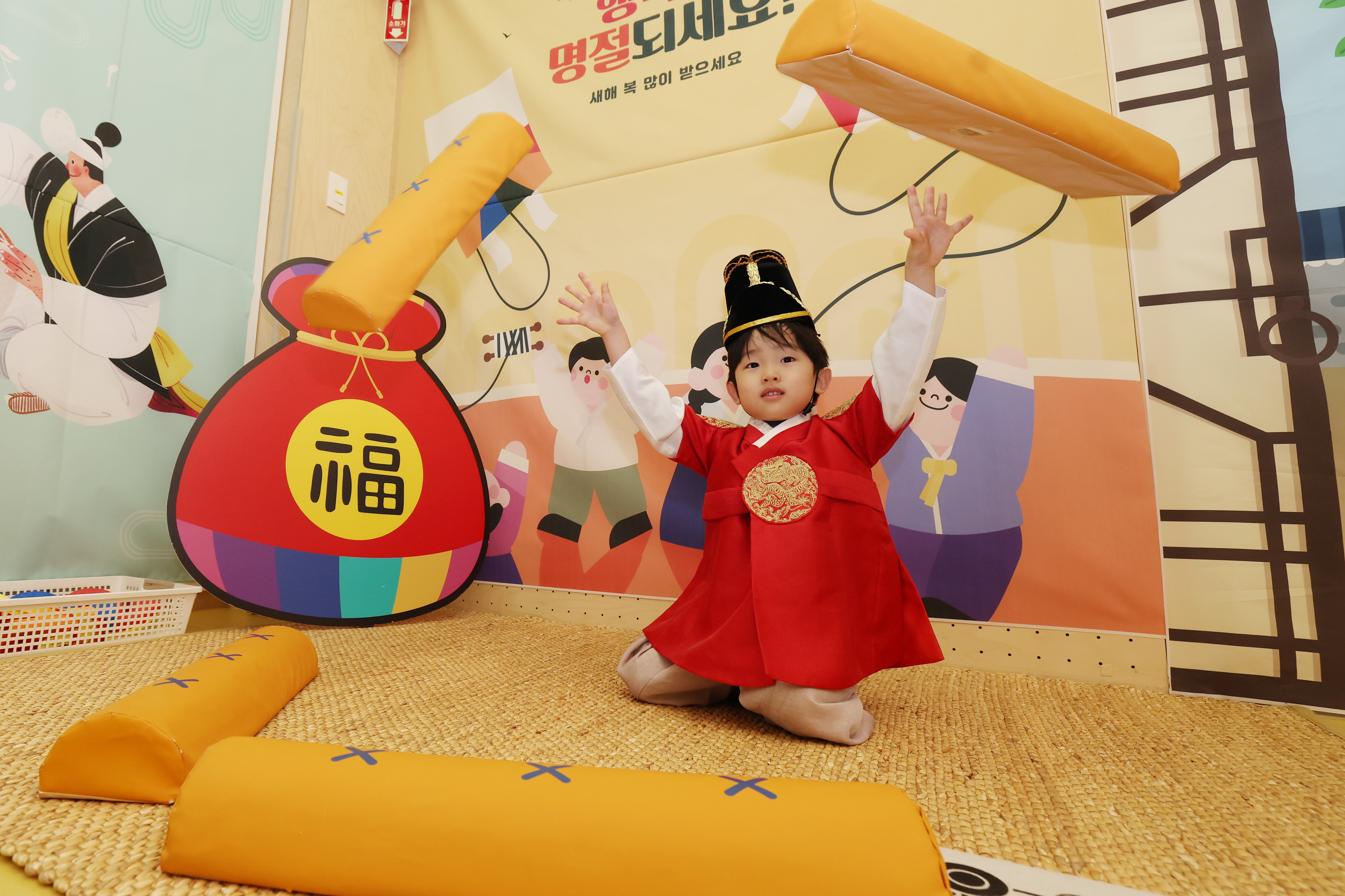 Am 12. Februar wirft ein Kinder in einer Filiale des Gangdong-Children-Centers in Gangdong-gu, Seoul, Yut-St&auml;be in die Luft 