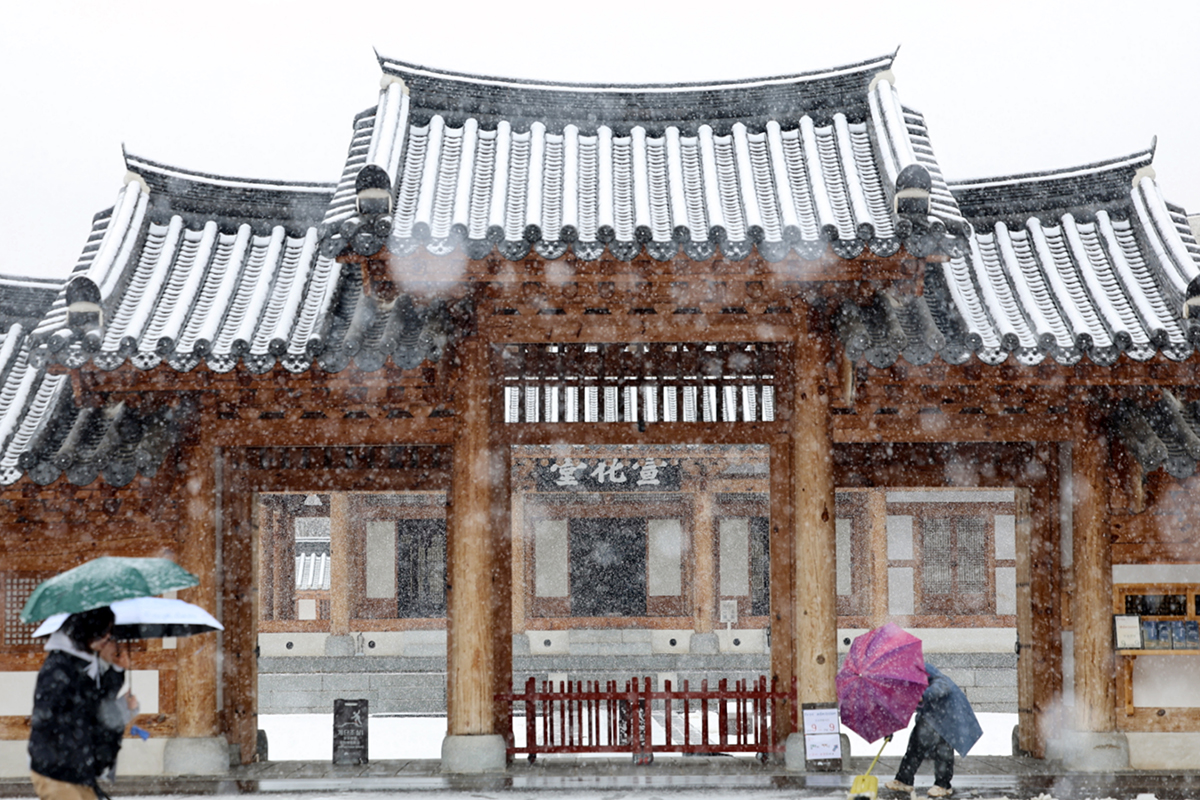 Am 24. Februar f&auml;llt Schnee auf das Jeolla-Gamyeong, den Amtssitz des Beobachters f&uuml;r die Rechtspflege, in Wansaan-gu, Jeonju.