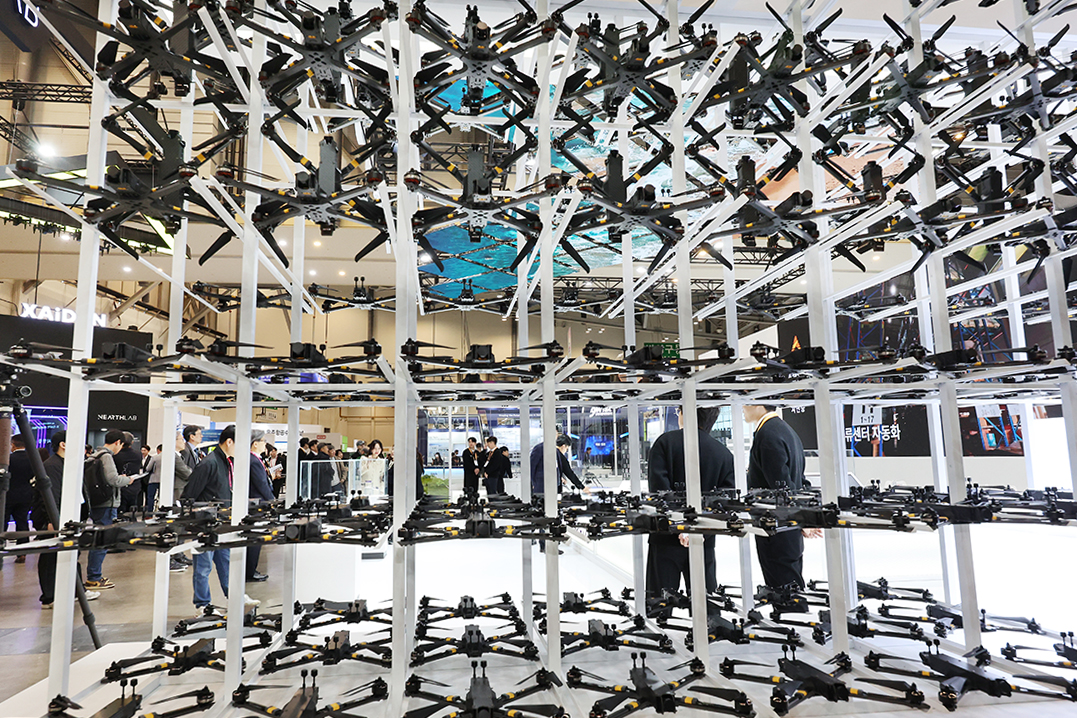 Am 25. Februar schauen sich Besucher bei der  