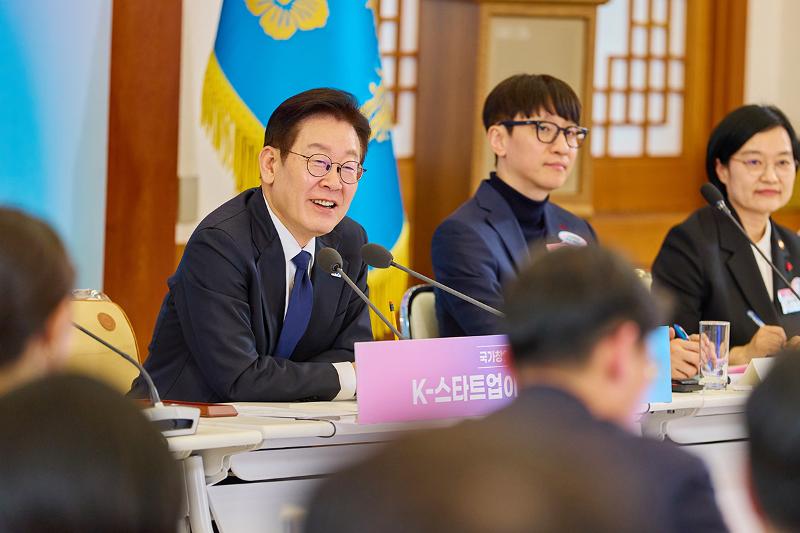 Pr&auml;sident Lee Jae Myung (links) &auml;u&szlig;ert sich am 30. Januar im Cheong Wa Dae bei der strategischen Konferenz zur &Auml;ra der nationalen Existenzgr&uuml;ndung ⓒ Cheong Wa Dae 