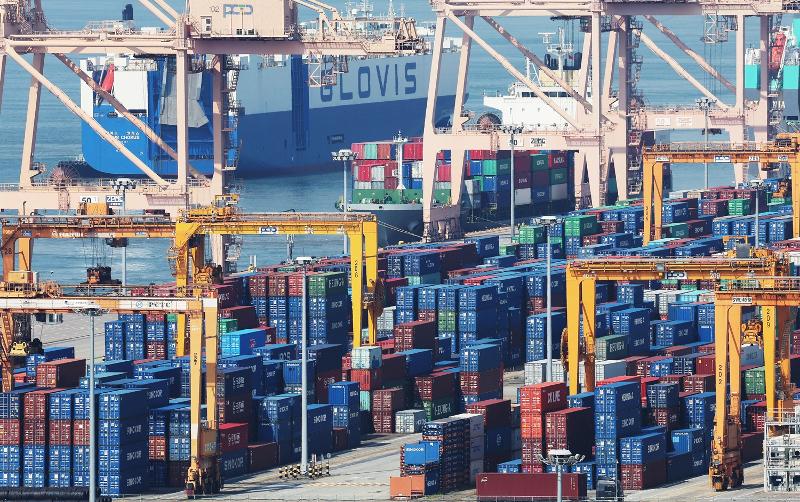 Es wurde festgestellt, dass die koreanischen Exporte im vergangenen Monat die Marke von 80 Milliarden US-Dollar überschritten. Foto: Container am Pyeongtaek-Hafen ⓒ Yonhap News