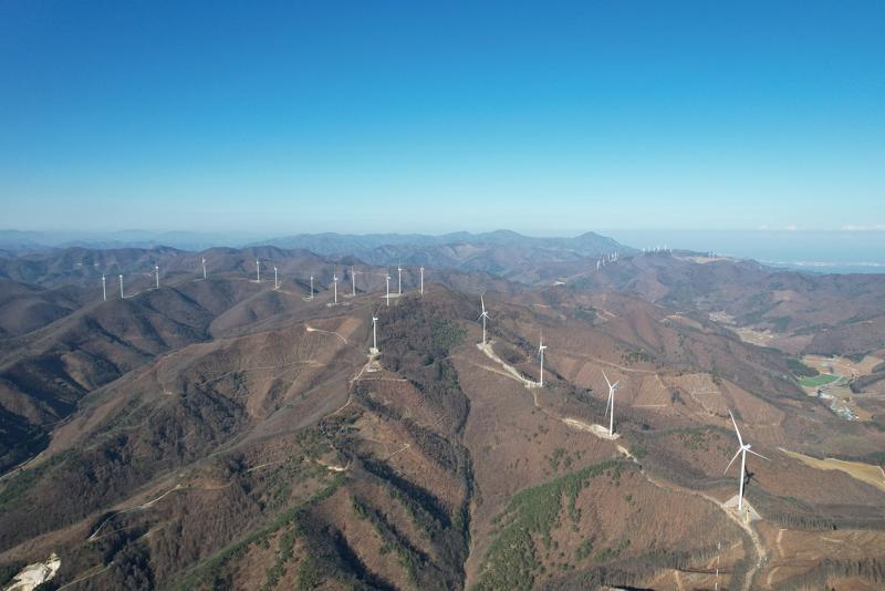   Foto von Windkraftanlagen in Taebaek-si in der Provinz Gangwon-do ⓒ Korea East-West Power