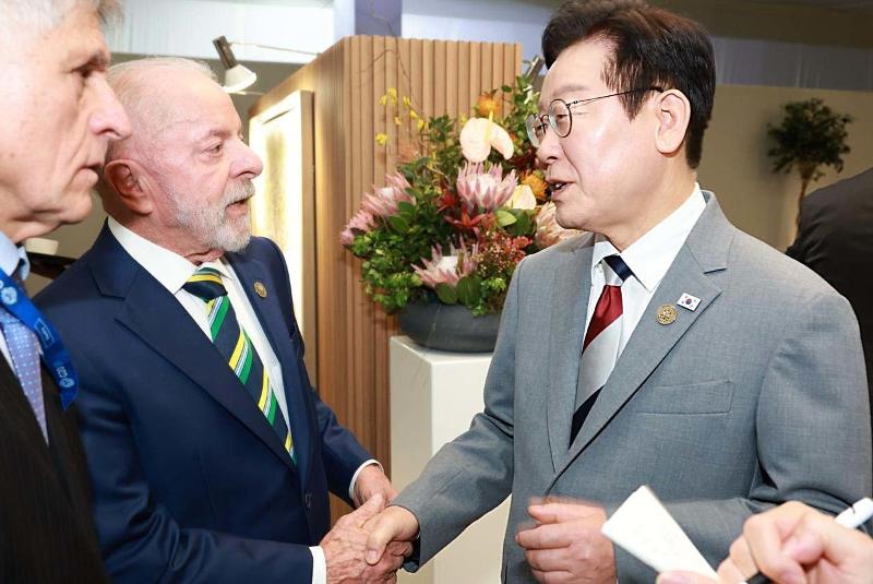 Präsident Lee Jae Myung unterhält sich am 22. November vergangenen Jahres beim G20-Gipfeltreffen im Nasrec Expo Centre in Johannesburg, Südafrika, mit Luiz Inácio Lula da Silva, dem brasilianischen Präsidenten ⓒ Organisationskomitee der G20