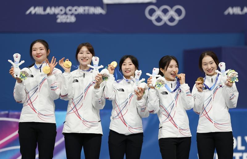 Am 18. Februar posiert die koreanische Shorttrackmannschaft der Frauen bei der Medaillenverleihung bei den Olympischen Winterspielen 2026 in Mailand und Cortina d’Ampezzo nach ihrem Sieg in der 3000-m-Shorttrack-Staffel der Frauen. Von links: Shim Sukhee, Noh Dohee, Lee Soyeon, Kim Gilli und Choi Minjeong