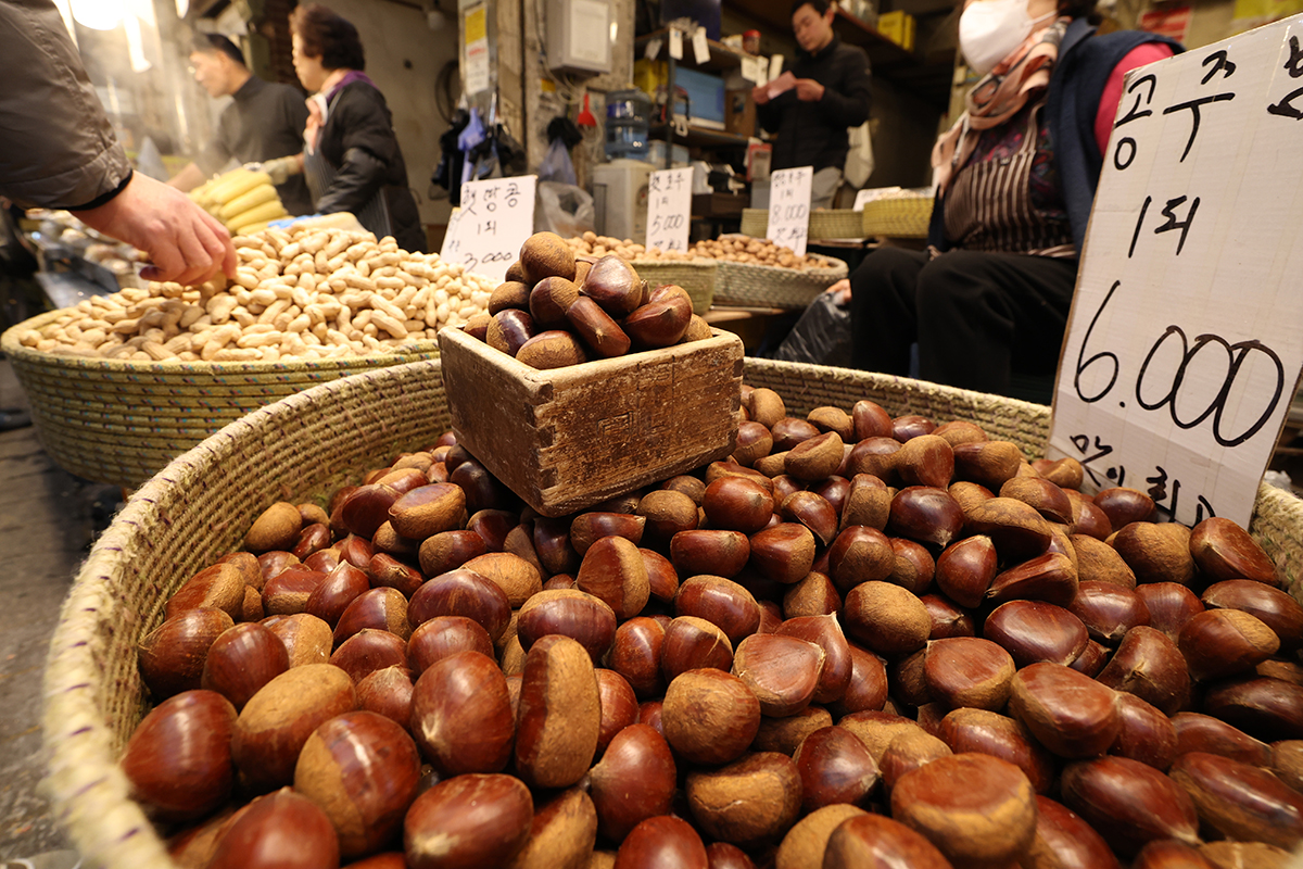 Am 3. M&auml;rz werden N&uuml;sse wie Kastanien, Waln&uuml;sse und Pinienkerne, die man an Jeongwol Daeboreum (dem ersten Vollmond des neuen Jahres nach dem Mondkalender) isst, auf dem Gyeongdong-Markt in Dongdaemun-gu, Seoul, verk&auml;uft. An diesem Tag wird der Brauch des Nussknackens weitergegeben, bei dem harte N&uuml;sse zerkleinert werden, um Gesundheit und Wohlbefinden f&uuml;r das kommende Jahr zu w&uuml;nschen.