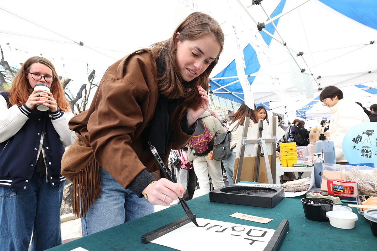 Am 4. M&auml;rz nimmt eine ausl&auml;ndische Studierende zu Beginn des neuen Semesters bei der Clubmesse an der Ajou-Universit&auml;t in Suwon, Provinz Gyeonggi-do, an der Kalligrafie teil. 
