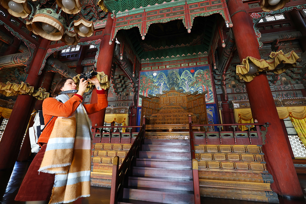 tAm 12. M&auml;rz macht eine ausl&auml;ndische Touristin im Changdeokgung-Palast in Jongno-gu, Seoul, ein Foto des Injeongjeon-Thronsaals. Dieser Thronsaal wurde w&auml;hrend der Joseon-Zeit f&uuml;r Kr&ouml;nungszeremonien und den Empfang ausl&auml;ndischer Botschaften benutzt.