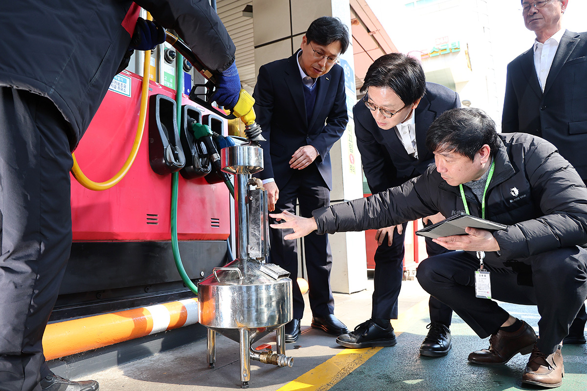 Am 13. M&auml;rz, dem ersten Tag der Einf&uuml;hrung der H&ouml;chstpreisregelung f&uuml;r &Ouml;l, &uuml;berpr&uuml;fen Kim Jung-Kwan, Minister f&uuml;r Handel, Industrie und Energie, und Vertreter der Korea Petroleum Management Agency an einer Tankstelle in Seoul die genaue Menge des Kraftstoffs. Die koreanische Regierung f&uuml;hrte infolge der Lage im Nahen Osten diese Regelung ein, um die j&uuml;ngsten Preisschwankungen abzufedern.