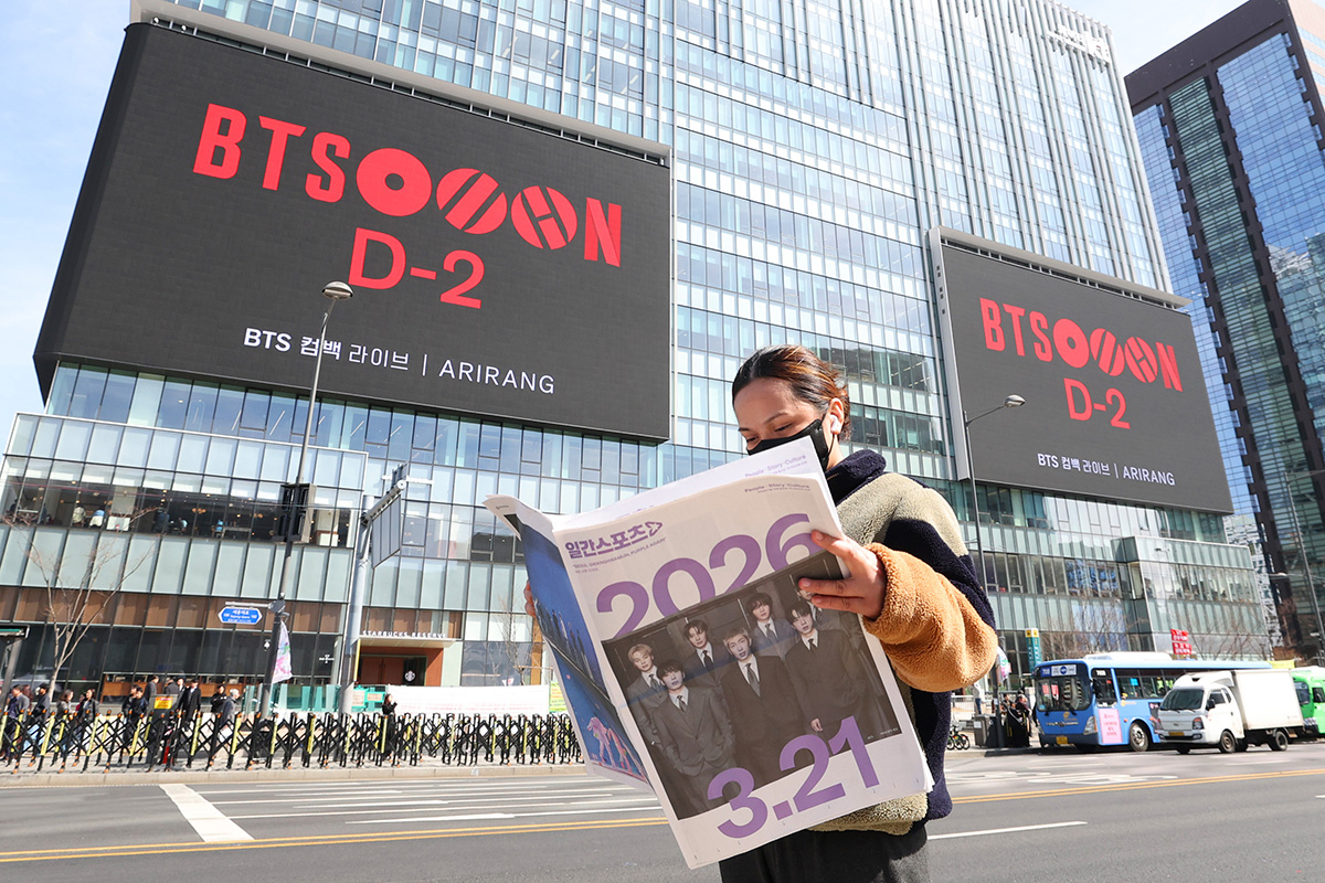 Am 19. März, zwei Tage vor dem Comeback-Konzert der K-Pop-Boygruppe BTS, liest eine ausländische Touristin vor dem KT Gwanghwamun West Building in Jongno-gu, Seoul, aufmerksam einen Sonderartikel über BTS.