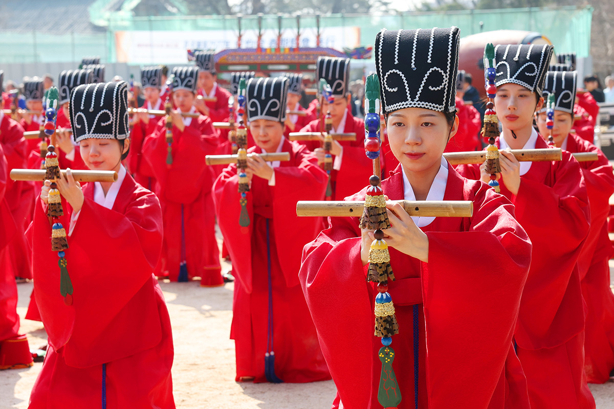 Am 24. März führt eine Tanzgruppe der Sungkyunkwan-Universität beim Seokjeon Daeje in Sungkyunkwan, Jongno-gu, Seoul, den traditionellen Ilmu-Tanz auf. Das Seokjeon Daeje ist ein Ahnenritual, das abgehalten wird, um das Wachstum des Konfuzianismus zu fördern, und gilt als Höhepunkt der konfuzianischen darstellenden Künste.