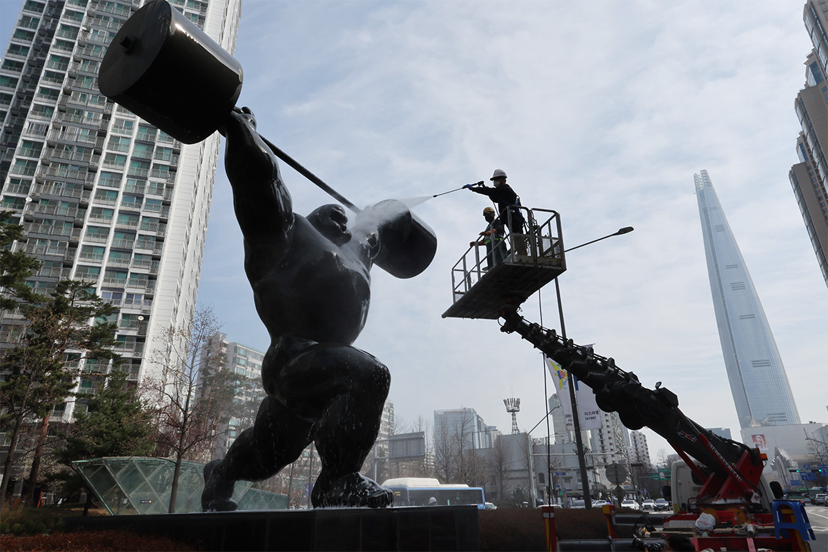 Am 25. M&auml;rz reinigen Mitarbeiter im Gebiet von Jamsil-dong in Songpa-gu, Seoul, die symbolische Skulptur der Olympischen Spiele.