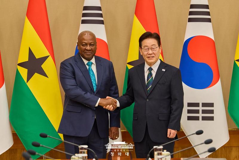 Am 11. M&auml;rz sch&uuml;tteln Pr&auml;sident Lee Jae Myung und der ghanaische Pr&auml;sident John Dramani Mahamani im Cheong Wa Dae ihre H&auml;nde vor dem Gipfeltreffen ⓒ Cheong Wa Dae