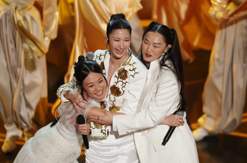 Rei Ami, Ejae und Audrey Nuna (von links), die S&auml;ngerinnen von Golden, freuen sich am 15. M&auml;rz bei der 98. Verleihung der Oscars im Dolby Theatre in Hollywood &uuml;ber ihre Auszeichnung f&uuml;r den &ldquo;Besten Filmsong&rdquo; mit dem Song &ldquo;Golden&rdquo; aus dem Netflix-Animationsfilm &ldquo;KPop Demon Hunters&rdquo;