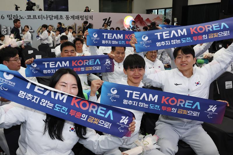 Am 2. M&auml;rz findet im Seoul Olympic Parktel die Entsendungszeremonie f&uuml;r die koreanische Nationalmannschaft f&uuml;r die Paralympischen Winterspiele 2026 in Mailand und Cortina d&rsquo;Ampezzo statt. Die koreanischen Athletinnen und Athleten sowie Teilnehmer posieren f&uuml;r ein Erinnerungsfoto und versprechen ihre guten Leistungen ⓒ Lee Jeong Woo/korea.net