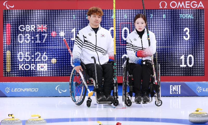 Am 6. M&auml;rz treten die koreanischen Rollstuhlcurling-Spieler Lee Youngsuk (links) und Baek Hyejin bei den Paralympics im Mixed-Doubles-Wettbewerb im Rollstuhlcurling gegen Gro&szlig;britannien an ⓒ Koreanisches Paralympisches Komitee