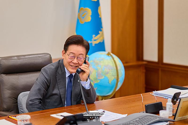 Am 24. März telefoniert Präsident Lee Jae Myung im Cheong Wa Dae mit Christopher Luxon, dem Premierminister von Neuseeland