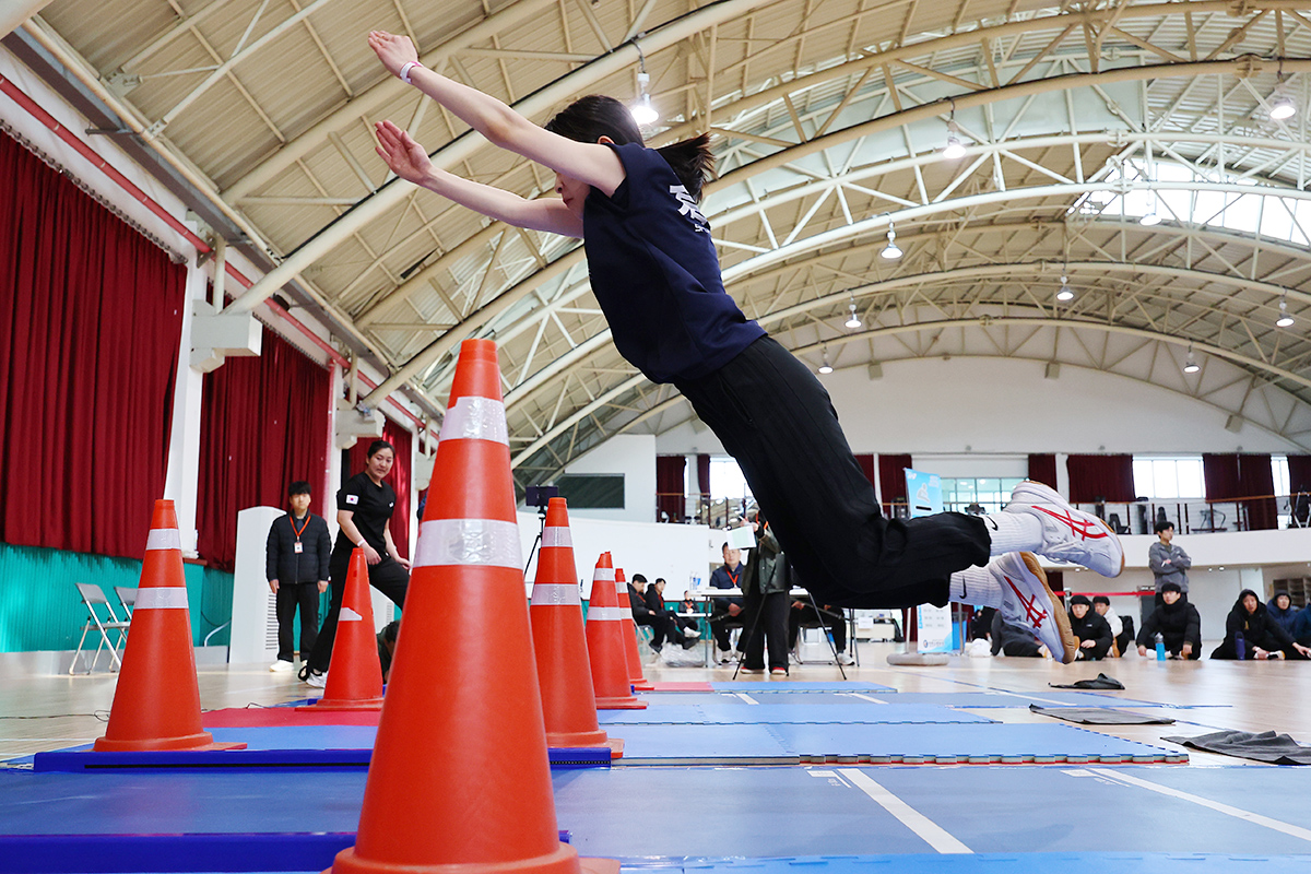 Am 1. April macht eine Bewerberin f&uuml;r die Neueinstellung von Feuerwehrbeamten 2026 im Incheon Talent Development Center in Seo-gu, Incheon, einen Standweitsprung.