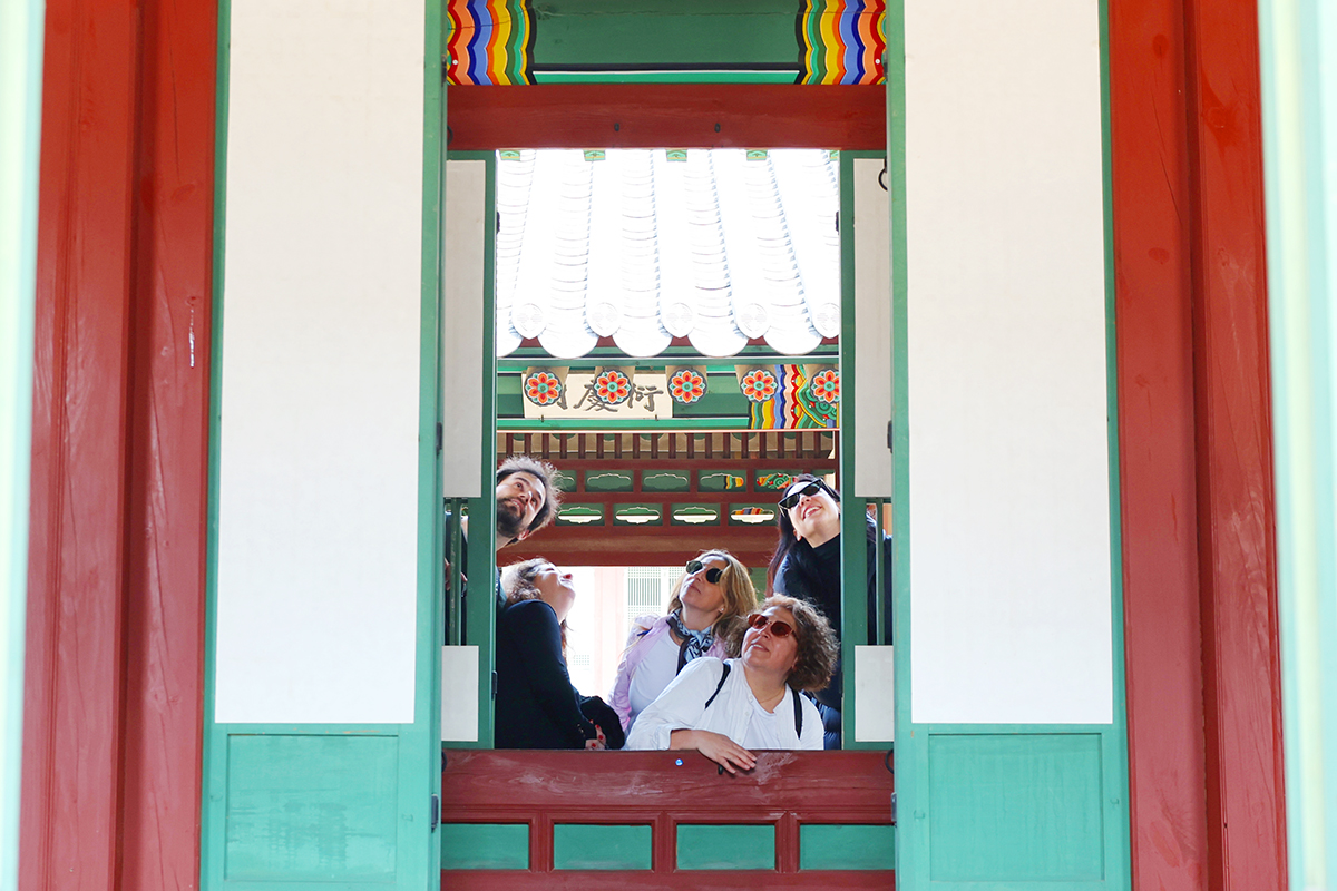 Am 2. April besichtigen ausl&auml;ndische Touristen den Innenbereich des Changdeokgung-Palastes in Jongno-gu, Seoul. 