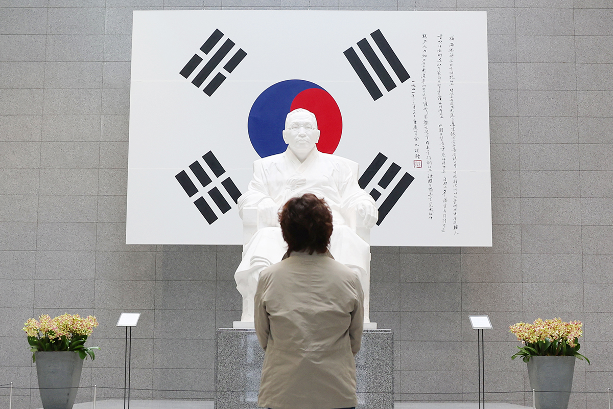 Am 10. April, einen Tag vor dem Jahrestag der Gr&uuml;ndung der Provisorischen Regierung der Republik Korea, betrachtet eine Frau im Kim-Koo-Museum in Yongsan-gu, Seoul, die Statue des Unabh&auml;ngigkeitsaktivisten Kim Gu.