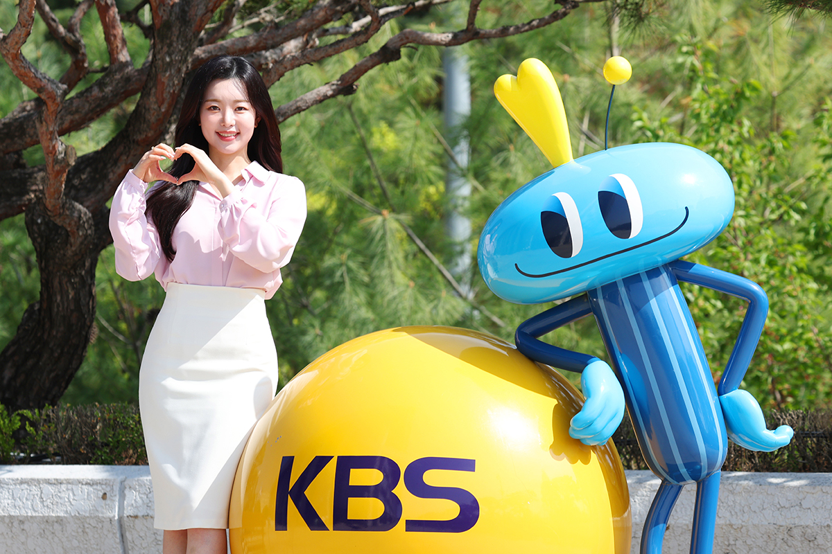 Die KBS-Nachrichtensprecherin posiert