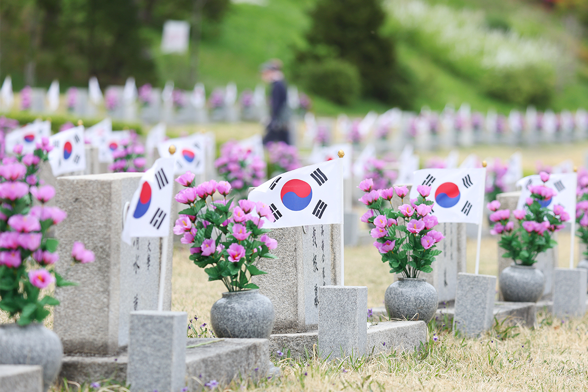 tAm 17. April, zwei Tage vor der April-Revolution, besuchen B&uuml;rger den Nationalfriedhof in Gangbuk-gu, Seoul, zu einer Gedenkzeremonie. Die April-Revolution ist eine Demokratisierungsbewegung von Studierenden und B&uuml;rgern gegen die Wahlf&auml;lschungen eines diktatorischen Regimes.