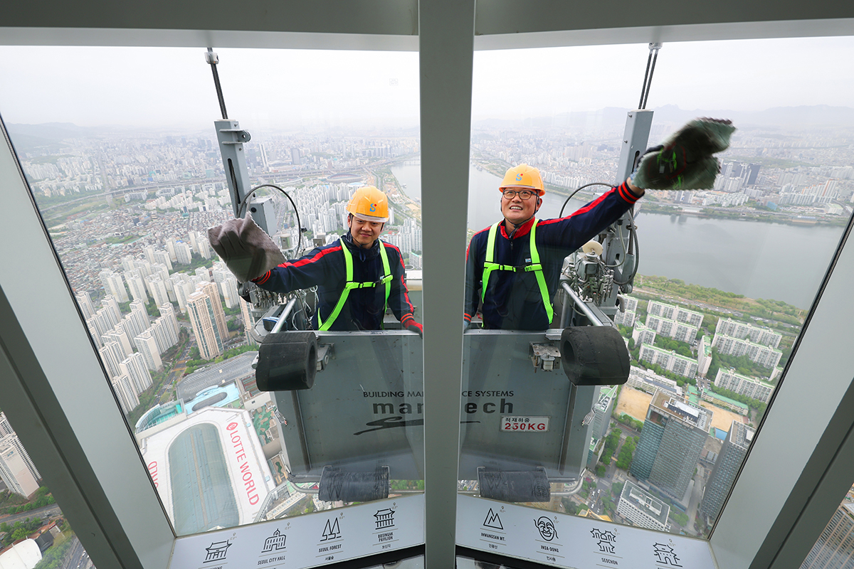 Am 22. April reinigen Mitarbeiter die Au&szlig;enfassade des Seoul Sky des Lotte World Tower in Songa-gu, Seoul, im Rahmen der Fr&uuml;hjahrsreinigung.