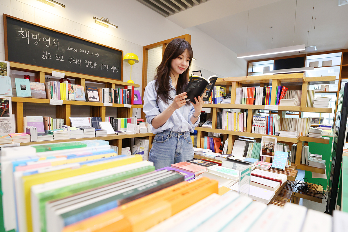 Am 23. April, dem Welttag des Buches und des Urheberrechts, liest eine Koreanerin im Chaegbangyeonghui in Jungno-gu, Seoul, einer unabhängigen Buchhandlung, ein Buch.