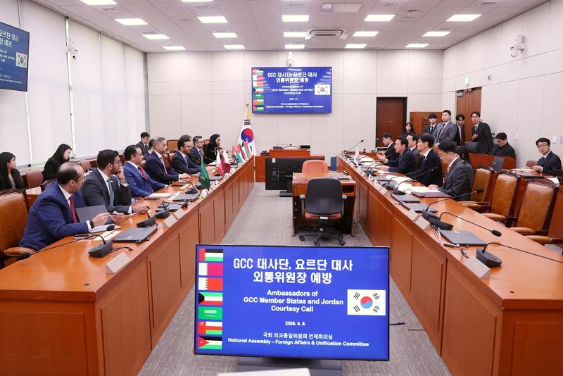 Am 8. April diskutieren koreanische Abgeordnete des ständigen Ausschusses für Auswärtige Angelegenheiten und Wiedervereinigung in der Nationalversammlung mit sieben Botschaftern aus Nahost-Staaten in der Republik Korea über Maßnahmen zur Zusammenarbeit angesichts der aktuellen Lage im Nahen Osten ⓒ Foreign Affairs and Unification Committee
